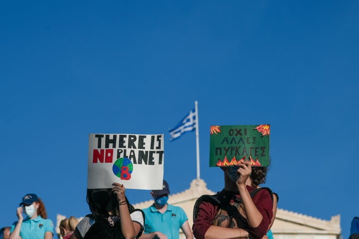 Μαθητές και νέοι του «Fridays for Future Greece» και της «Πρωτοβουλίας Νέων» καλούν τους πολίτες στο Σύνταγμα, σε συγκέντρωση και πορεία για το κλίμα.Θα συμμετάσχουν περιβαλλοντικές οργανώσεις, κόμματα με αναφορά στην Αριστερά, στην οικολογία και στη φιλοζωία και αρκετοί πολίτες, Παρασκευή 24 Σεπτεμβρίου 2021 (ΜΙΧΑΛΗΣ ΚΑΡΑΓΙΑΝΝΗΣ/ EUROKINISSI)