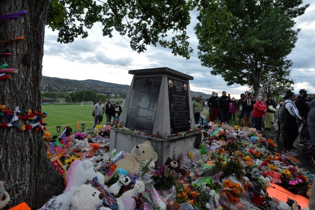 Un mémorial où ont été retrouvés 215 corps d'enfants autochtones admis...