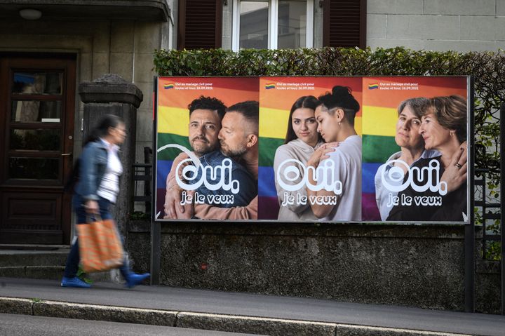 同性婚法制化の国民投票で、賛成を呼びかけるポスター（2021年9月22日）