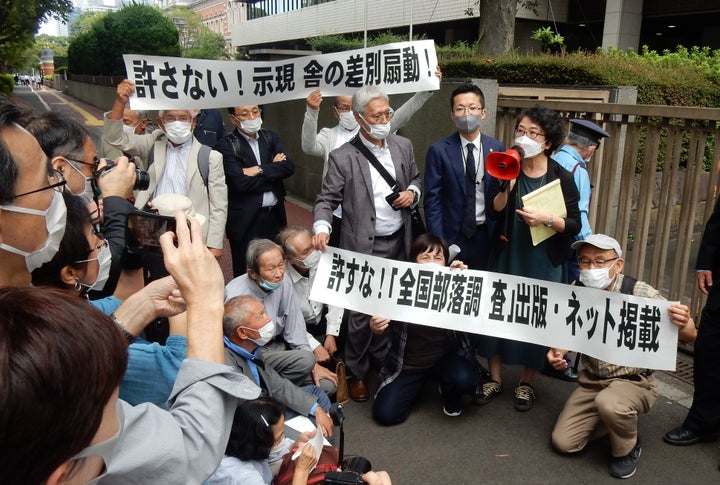 判決後、原告らに判決の説明をする弁護士＝2021年9月27日、東京都千代田区、東京地裁前