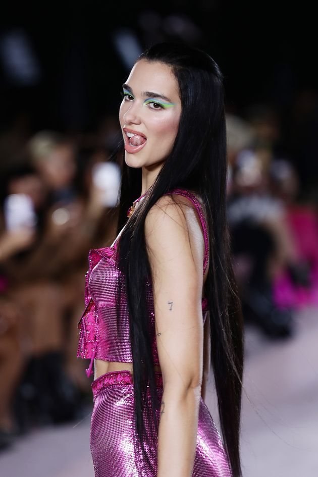 Dua Lipa fait ses débuts sur les podiums au défilé