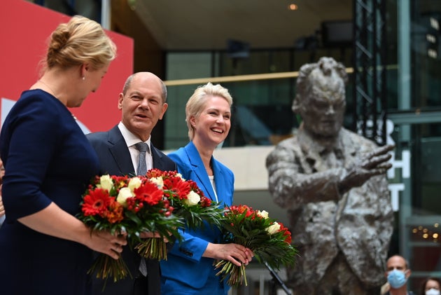 27 Σεπτεμβρίου 2021 Ο Ολαφ Σόλτς επικεφαλής των Σοσιαλδημοκρατών μετά τη νίκη του με άλλα στελέχη του κόμματός του και δίπλα από το άγαλμα του Βίλλυ Μπραντ (Willy Brandt) ηγέτη του Σοσιαλδημοκρατικού Κόμματος της Γερμανίας (SPD) από το 1964 έως το 1987 και καγκελάριου της Ομοσπονδιακής Δημοκρατίας της Γερμανίας (Δυτική Γερμανία) από το 1969 έως το 1974. <br />