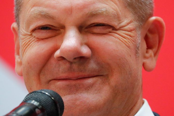 Ο Όλαφ Σολτς με το πλατύ χαμόγελο του μεγάλου νικητή των γερμανικών εκλογών ζωγραφισμένο στο πρόσωπό του,λίγες ώρες μετά την ανακοίνωση των αποτελεσμάτων. 27 Σεπτεμβρίου 2021. REUTERS/Hannibal Hanschke