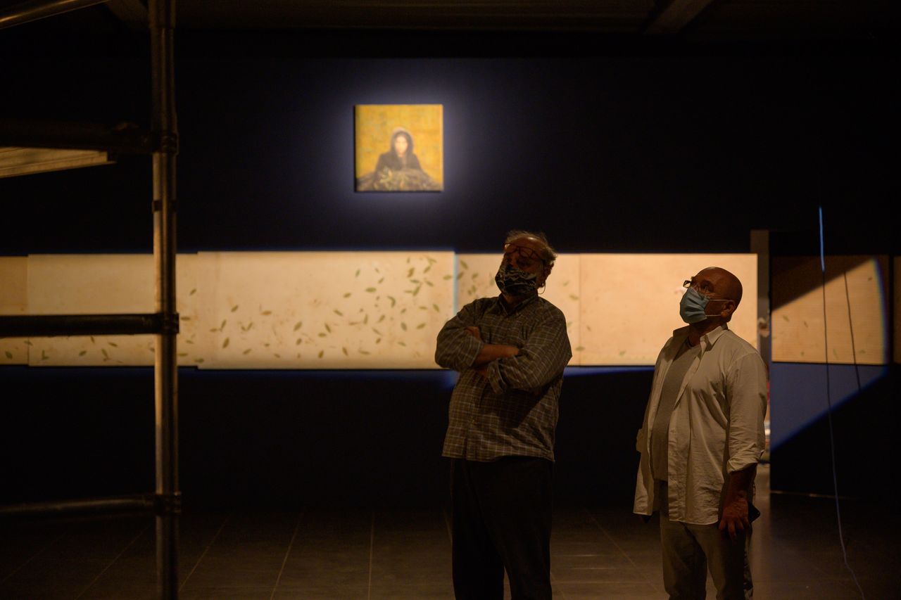 Ο Χρήστος Μποκόρος με τον Φίλιππο Κουτσαφτή επιβλέπουν τον φωτισμό των έργων
