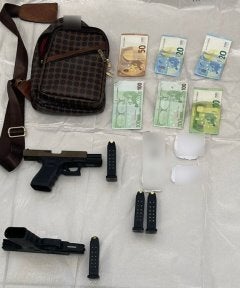 Με καλάσνικοφ και πιστόλια έπιασαν τον ληστή της