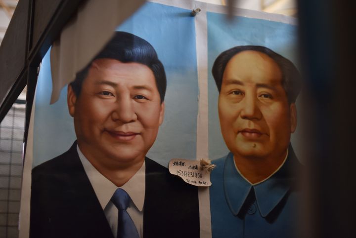 習近平（左）と毛沢東（右）