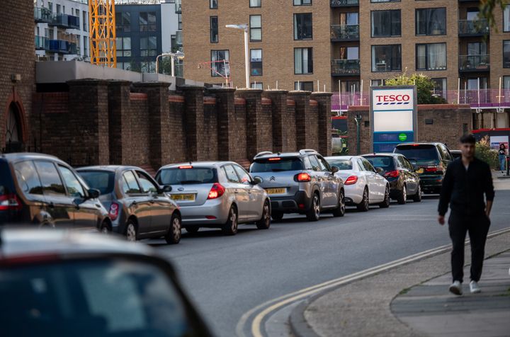 Motorists queue for fuel at a Tesco garage in Lewisham on September 26, 2021