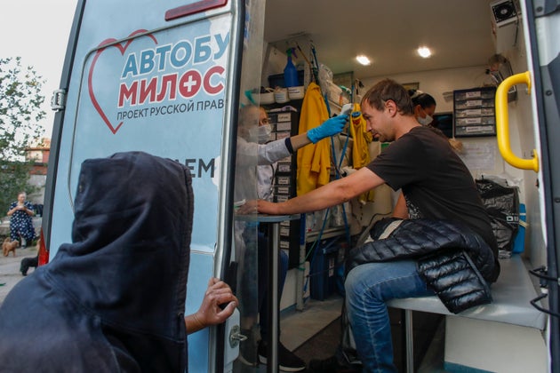 Η Ρωσία αντιμετωπίζει μια έξαρση νέων λοιμώξεων για την οποία ευθύνονται η αυξανόμενη επικράτηση της πιο μεταδοτικής μετάλλαξης Δέλτα αλλά και τα χαμηλά ποσοστά πρόσληψης του εμβολίου.