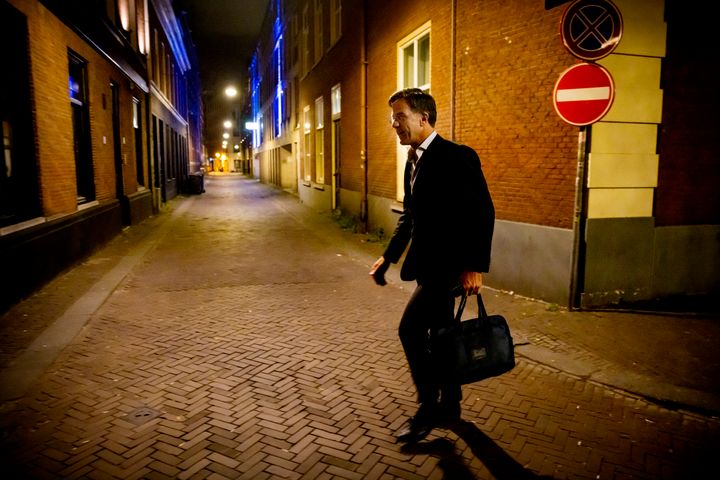 O πρωθυπουργός της Ολλανδίας, Μαρκ Ρούτε αρέσκεται να περπατά ή κάνει ποδήλατο στους δρόμους της Χάγης μόνος του. 