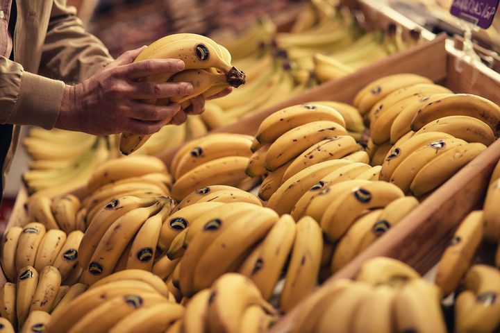 Plátanos de Canarias marcados con la pegatina en un supermercado.