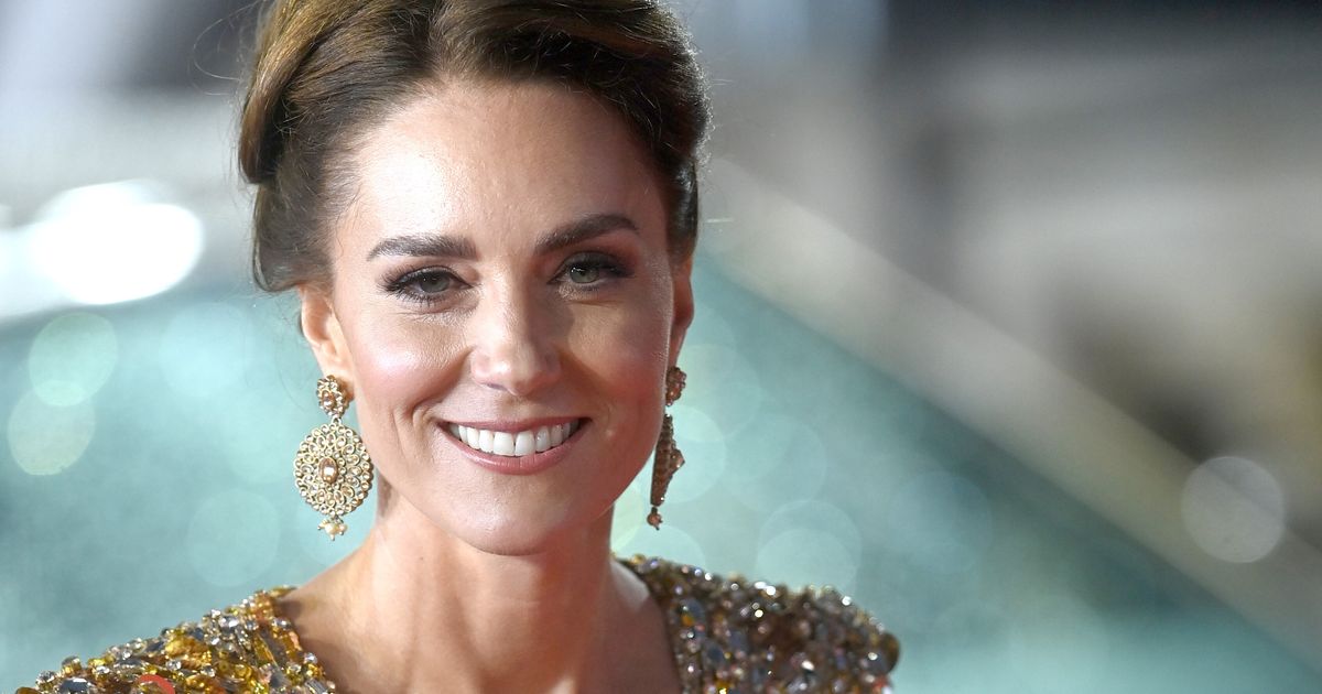 Kate Middleton Dazzles In A Glittering Gold Gown At The James Bond Premiere Huffpost Uk