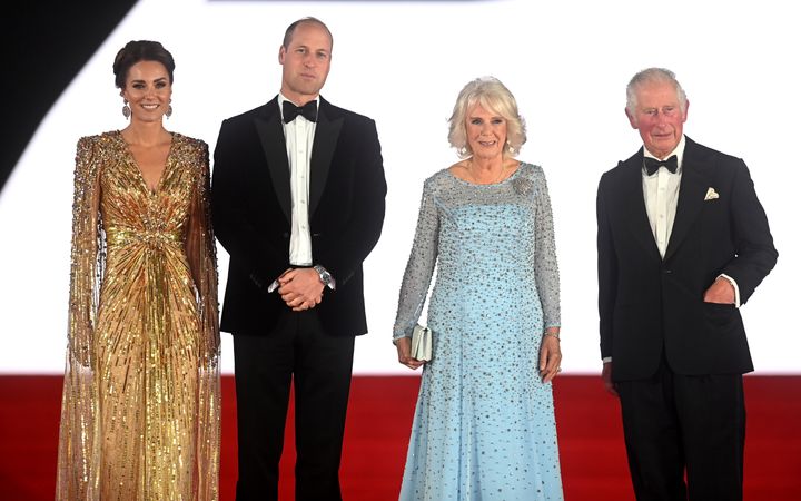 Η Κέιτ Μίντλετον, ο πρίγκιπας Γουίλιαμ, η Καμίλα κι ο πρίγκιπας Κάρολος στην πρεμιέρα του Τζέιμς Μποντ. 
