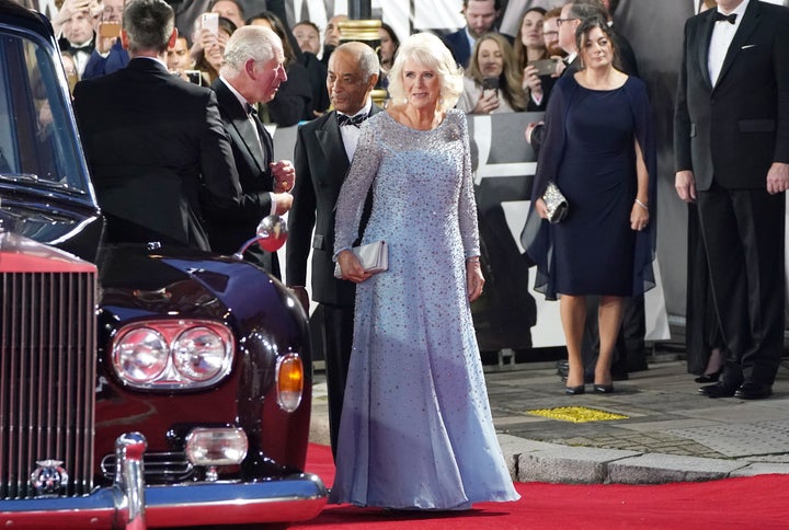 Kate Middleton dazzles in shimmering gold dress at James Bond premiere 5 Kate Middleton dazzles in shimmering gold dress at James Bond premiere
