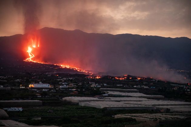 Une vue du volcan Cumbre Vieja expulsant de la lave sur l'île de La Palma, aux Canaries en Espagne, le 28 septembre 2021.