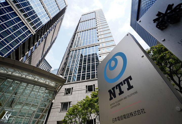 NTT本社が入居するビル＝2021年4月1日、東京都千代田区