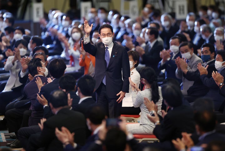 自民党新総裁に選出された岸田文雄氏（中央）＝29日午後、東京都港区