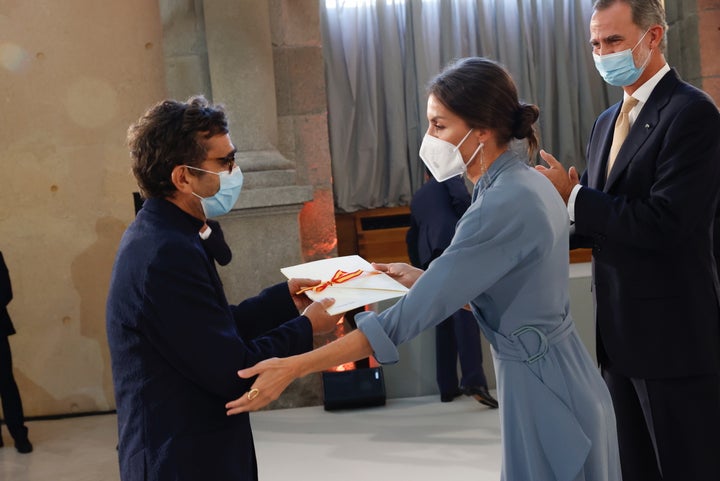 La reina entregando el premio a Adolfo Domínguez