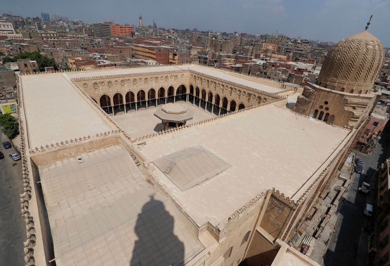 Άποψη του τζαμιού Sultan al-Mu'ayyad, δίπλα στην πύλη Fatimid του 11ου αιώνα, του Bab al-Zuweila, στο ιστορικό κέντρο του Καΐρου.