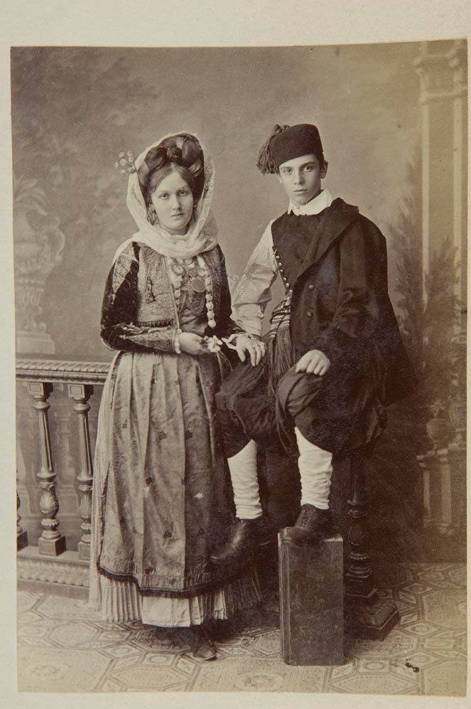 Αποδίδεται στον Bartolomeo Borri. Ζευγάρι με παραδοσιακή ενδυμασία Κέρκυρας, c.1875. Μουσείο Μπενάκη/Φωτογραφικά Αρχεία
