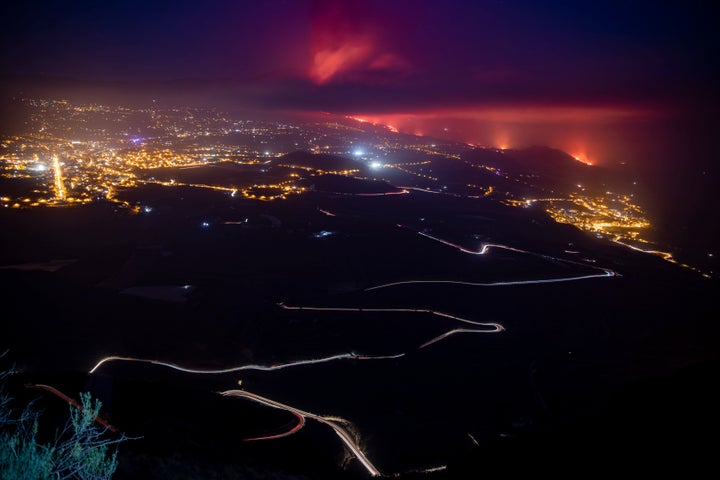 La lave coule du volcan Cumbre Vieja vers l'océan Atlantique le 28 septembre 2021 à La Palma, aux îles Canaries, en Espagne.