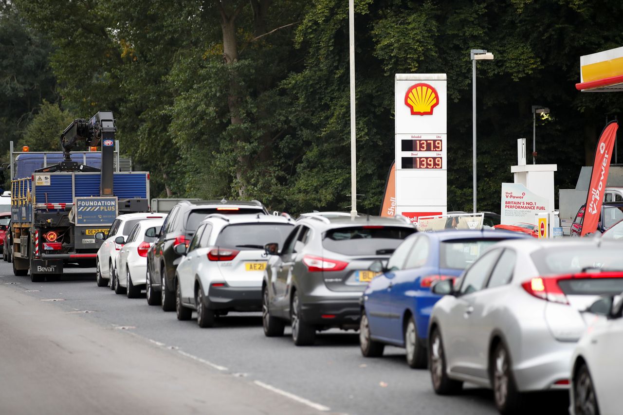 Ουρά οχημάτων για βενζίνη έξω από ένα πρατήριο καυσίμων Shell στο Redbourn, Βρετανία