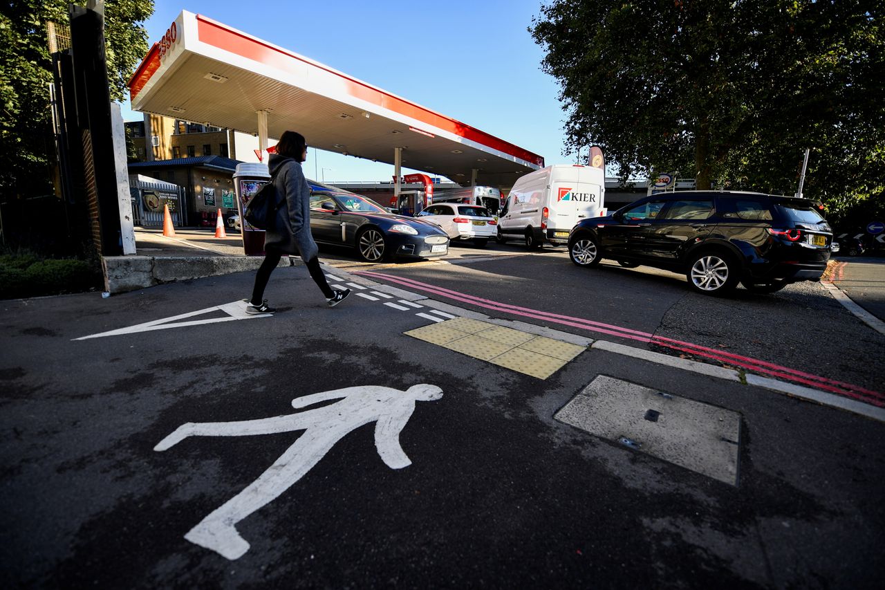 Οι οδηγοί κάνουν ουρά για βενζίνη καθώς ο πανικός συνεχίζεται στο Λονδίνο