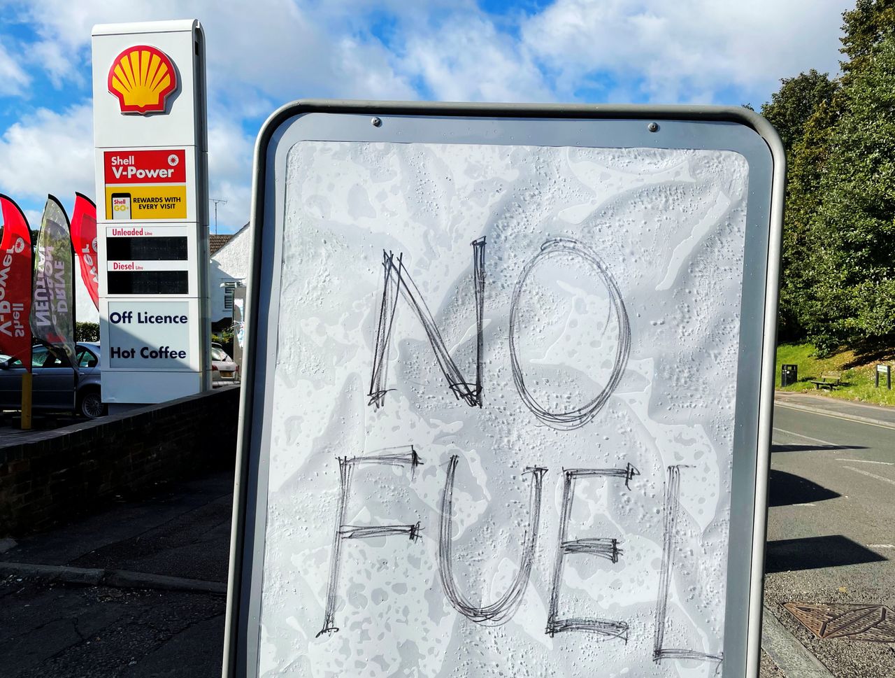Μια πινακίδα που λέει ότι τα καύσιμα έχουν εξαντληθεί σε βενζινάδικο στο Hemel