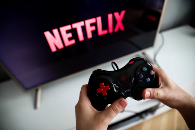 Logo Netflix jest wyświetlane na telewizorze, konsoli do gier wideo, ...