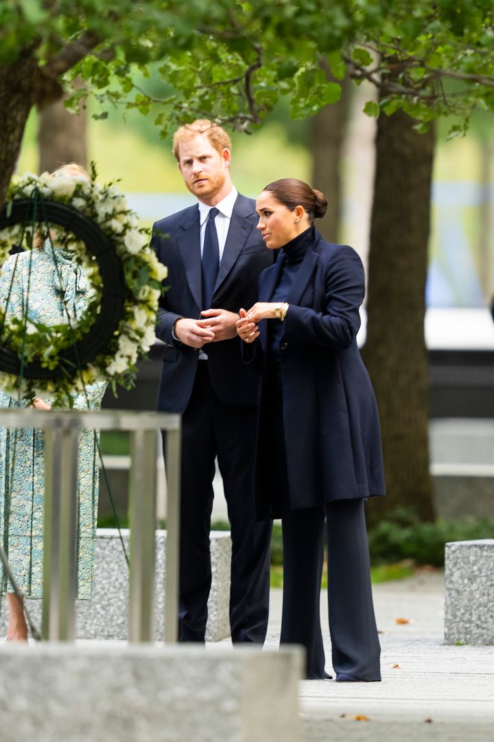 Η δούκισσα του Σάσεξ και ο πρίγκιπας Χάρι στο μνημείο για τις επιθέσεις της 11ης Σεπτεμβρίου 2001.