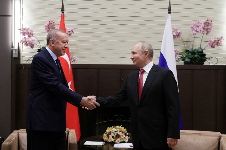 Ο Ρώσος πρόεδρος Βλαντιμίρ Πούτιν ανταλλάσσει χειραψία με τον Τούρκο πρόεδρο Ταγίπ Ερντογάν κατά τη διάρκεια συνάντησης τους στο Σότσι της Ρωσίας 29 Σεπτεμβρίου 2021. Sputnik/Vladimir Smirnov/Pool via REUTERS ATTENTION EDITORS - THIS IMAGE IS WORED by TIRD Party.