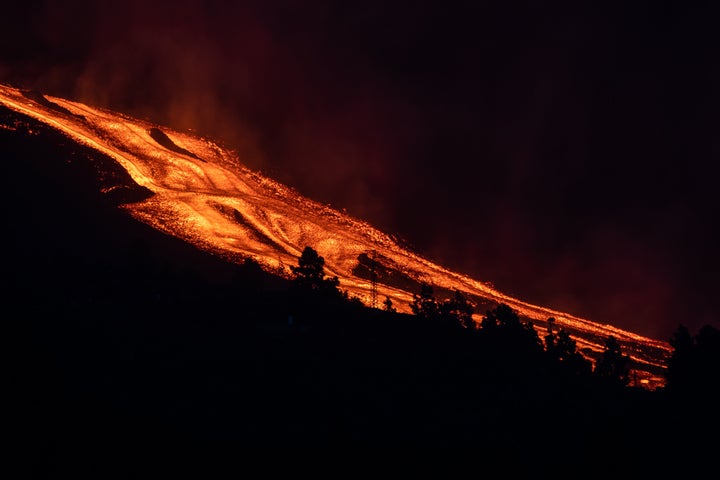 La lava avanza por su 'autopista' en la noche del martes