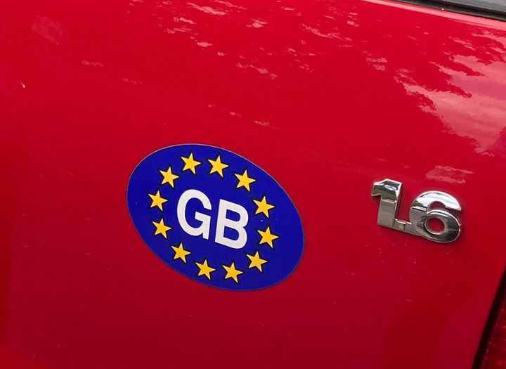 Αυτοκόλλητο «GB» με ευρωπαϊκά αστέρια, κολλημένο σε αυτοκίνητο. Η χώρα ονομάζεται Ηνωμένο Βασίλειο, αλλά το διεθνές αναγνωριστικό είναι το «GB» εδώ και δεκαετίες. Αυτό αλλάζει τώρα. Πλέον, τα βρετανικά αυτοκίνητα θα πρέπει να φέρουν αυτοκόλλητο «UK» όταν ταξιδεύουν στην ΕΕ. (Photo by Benedikt von Imhoff/picture alliance via Getty Images)