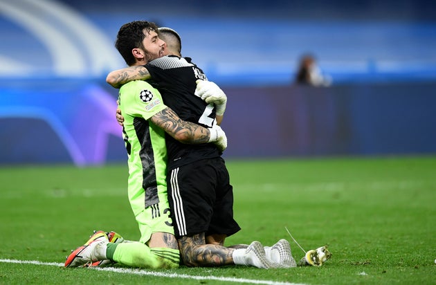 O Γιώργος Αθανασιάδης μαζί με τον Δημήτρη Κολοβό πανηγυρίζουν τη μεγάλη νίκη στο