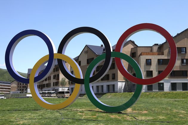 Les anneaux olympiques devant le village olympique et paralympique de Zhangjiakou pour les JO d'hiver...