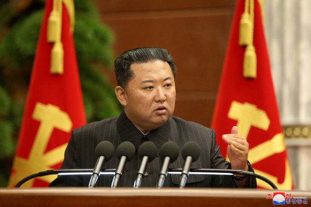 Kim Jong Un, ici s'exprimant lors de la troisième réunion élargie du bureau politique du 8e Comité central du Parti des travailleurs de Corée à Pyongyang, en Corée du Nord, le 2 septembre 2021.