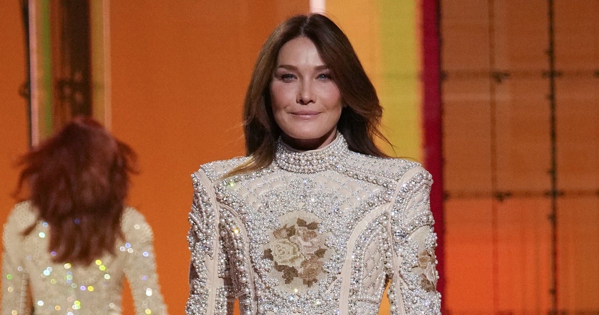 Carla Bruni wurde bei Olivier Rousteings Balmain-Show wieder Model Carla Bruni wurde bei Olivier Rousteings Balmain-Show wieder Model