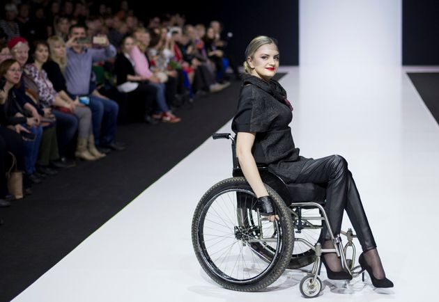 러시아 패션 디자이너 타티아나 말치코바의 패션쇼에 선 휠체어 탄 장애인