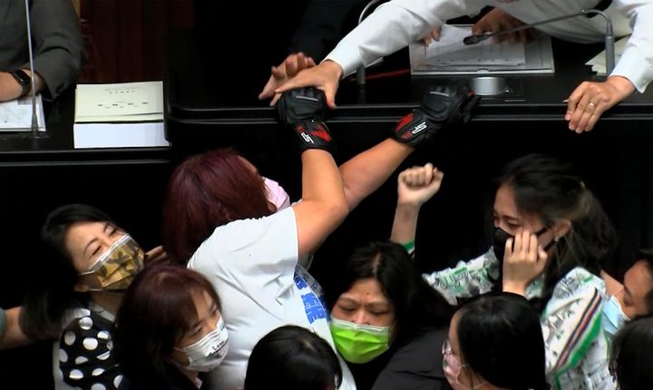 Η βουλευτής της αντιπολίτευσης, Τσεν Γιου Τζεν ενώ προσπαθεί να ανέβει στο βήμα της βουλής.