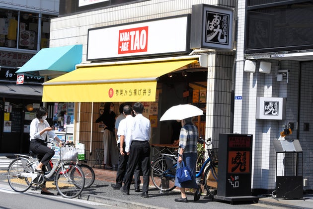 唐揚げを売りにする弁当店「から揚げ弁当タオ」は平日昼、弁当を買い求める人でにぎわう=2021年9月24日午後0時21分、東京都港区、一條優太撮影