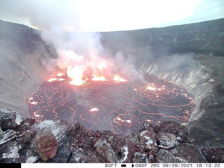 Πανοραμική άποψη από το ηφαίστειο Κιλαουέα στην Χαβάη με την λάβα να κάνει την εμφάνιση της στον κρατήρα.