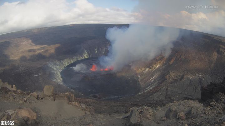 Πανοραμική άποψη από το ηφαίστειο Κιλαουέα στην Χαβάη ενώ εκρήγνυται.