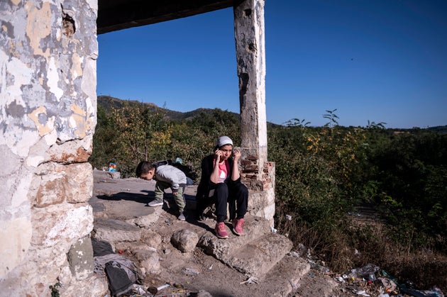 Για τους πρόσφυγες στην Ελλάδα, ο δρόμος για τον «παράδεισο» περνά μέσα από την