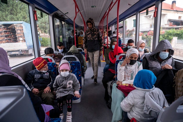 Για τους πρόσφυγες στην Ελλάδα, ο δρόμος για τον «παράδεισο» περνά μέσα από την