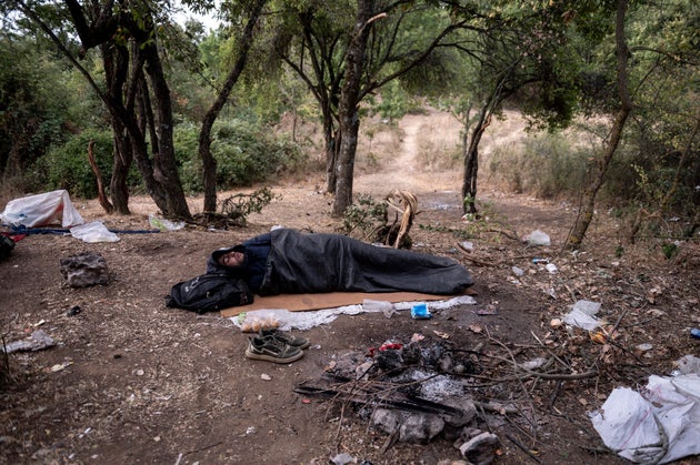 Για τους πρόσφυγες στην Ελλάδα, ο δρόμος για τον «παράδεισο» περνά μέσα από την