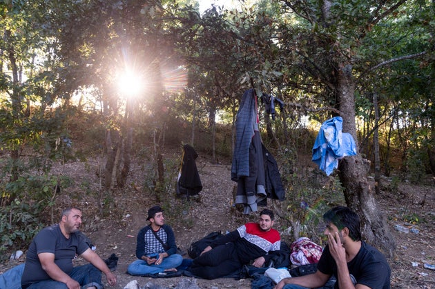 Για τους πρόσφυγες στην Ελλάδα, ο δρόμος για τον «παράδεισο» περνά μέσα από την