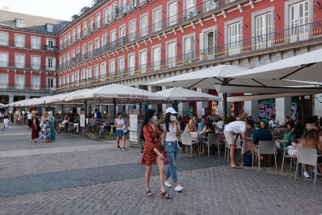 Dos mujeres pasean en una terraza de la Plaza Mayor de Madrid, este