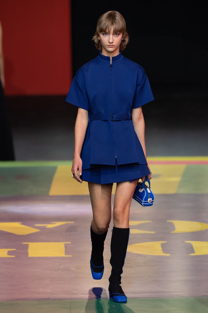 Μοντέλο περπατάει στην πασαρέλα κατά τη διάρκεια της επίδειξης μόδας Dior Ready to Wear Spring/Summer 2022 στο πλαίσιο της Εβδομάδας Μόδας του Παρισιού στις 28 Σεπτεμβρίου 2021 στο Παρίσι, Γαλλία.