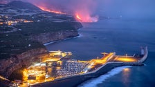  Spanish Island Expands As Lava From Volcano Continues To Flow Into Ocean