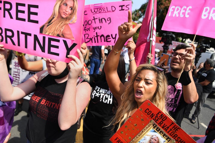Los fans de Briney, a las puertas del juzgado