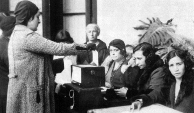 Mujeres votando en España.